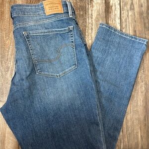 Levi's women’s Medium Blue Straight Jeans